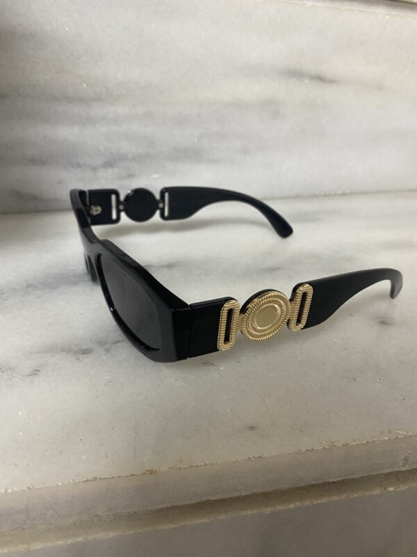Μαύρα ορθογώνια γυαλιά ηλίου με χρυσές λεπτομέρειες _